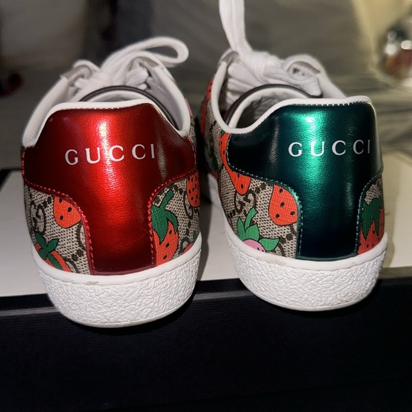 GUCCI Signature Strawberry 🍓 lace ups (34.5 Medium/US Size 5). - Picture 2 of 8